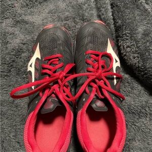 Mizuno Black and Red Athletic Shoes with Sporty Design